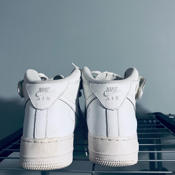 White nike shoes - Picture 2 of 2